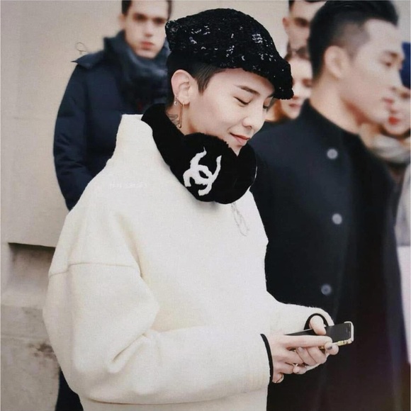 100% Authentic Chanel RECEIPT 25C Earmuffs Shearling Fur Teddy Ski Snow Sold out - Picture 10 of 12